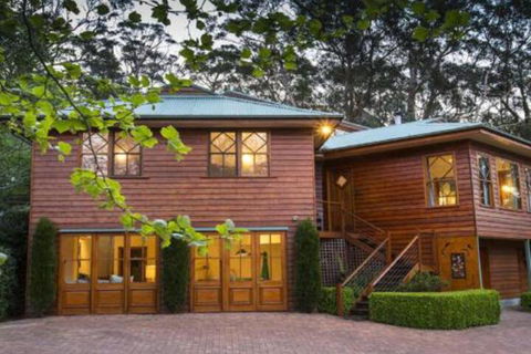Treetops Elegant Inviting Designer Cedar Home - Accommodation QLD 0