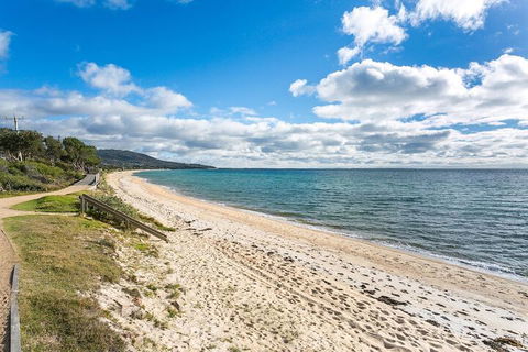 Foreshore Beach House Ideal Family Spot - Accommodation QLD 7