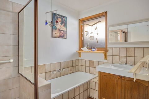 Foreshore Beach House Ideal Family Spot - Accommodation QLD 1