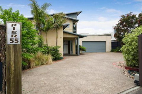 PIER 55 DROMANA... - Accommodation QLD 5