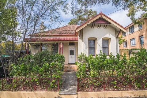 Beautiful Pre-loved Ashfield 4 Bedroom Home - Accommodation QLD 2