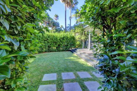 THE BEACH HOUSE - Accommodation QLD 6