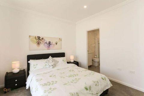 Modern, Spacious Apt@liverpool With Incredible Views - Accommodation QLD 6