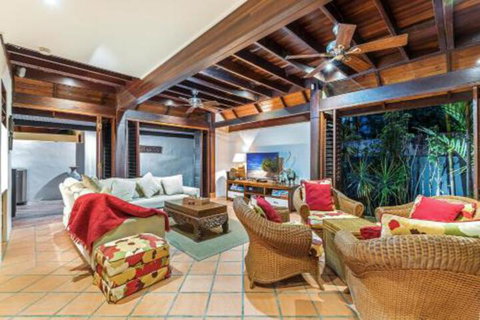 Sala On The Beach Luxury Beachfront House - Accommodation QLD 4