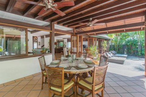 Sala On The Beach Luxury Beachfront House - Accommodation QLD 6