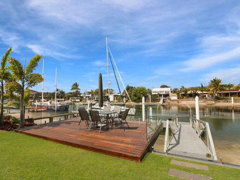 WATERFRONT HOME BORDERING MOOLOOLABA - Accommodation QLD 6