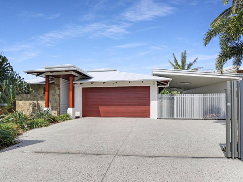 WATERFRONT HOME BORDERING MOOLOOLABA - Accommodation QLD 2