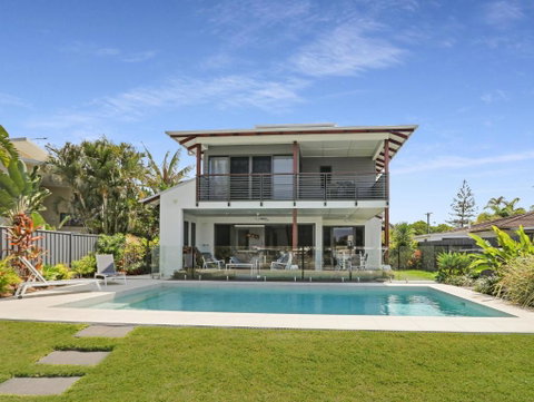 WATERFRONT HOME BORDERING MOOLOOLABA - Accommodation QLD 4