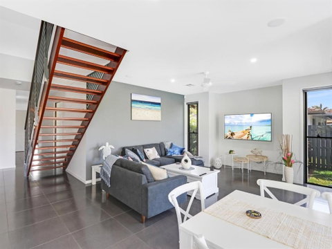 WATERFRONT HOME BORDERING MOOLOOLABA - Accommodation QLD 5