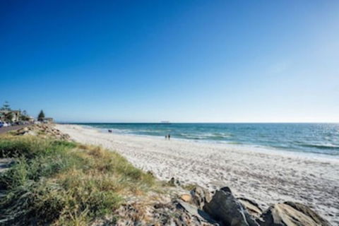 Santorini On Seaview Beachside Living Sauna Wifi - Accommodation QLD 0