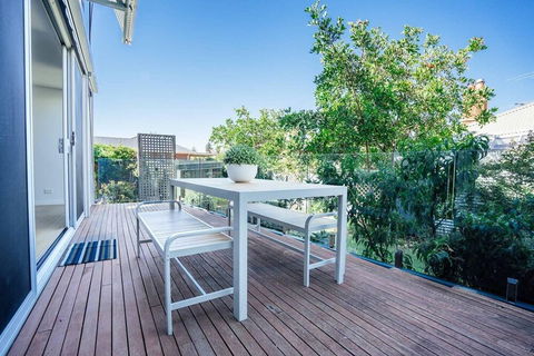 Santorini On Seaview Beachside Living Sauna Wifi - Accommodation QLD 3