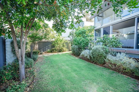 Santorini On Seaview Beachside Living Sauna Wifi - Accommodation QLD 7