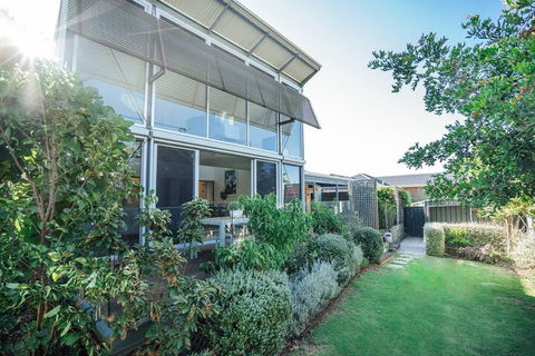 Santorini On Seaview Beachside Living Sauna Wifi - Accommodation QLD 2