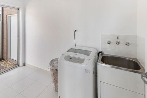 Captains Hideaway Jetty Berth & Pet Friendly - Accommodation QLD 5