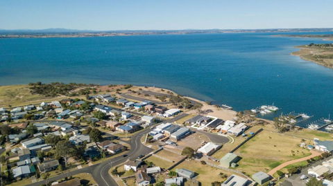 Captains Hideaway Jetty Berth & Pet Friendly - Accommodation QLD 1
