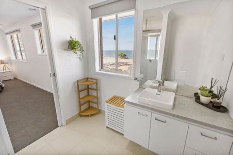 Captains Hideaway Jetty Berth & Pet Friendly - Accommodation QLD 2