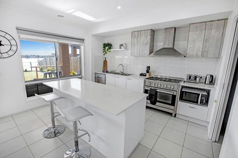 Captains Hideaway Jetty Berth & Pet Friendly - Accommodation QLD 4