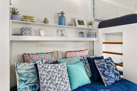 Stunning River House 51 Hilton Esplanade - Accommodation QLD 2