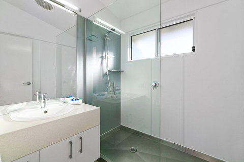 Stunning River House 51 Hilton Esplanade - Accommodation QLD 7