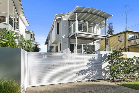 Stunning River House 51 Hilton Esplanade - Accommodation QLD 1