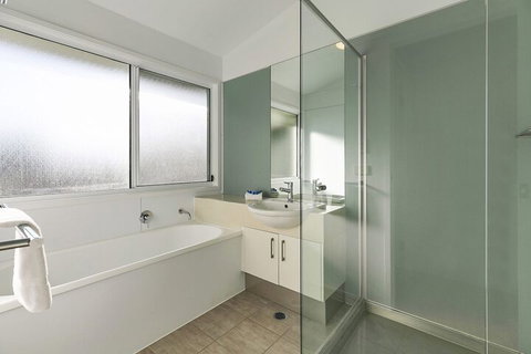 Stunning River House 51 Hilton Esplanade - Accommodation QLD 3