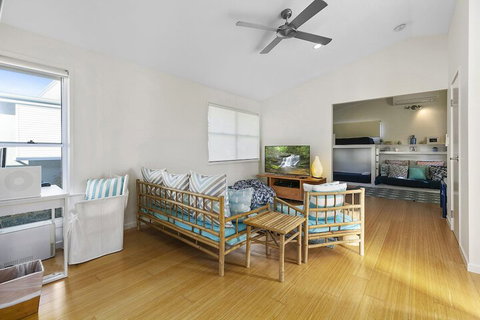Stunning River House 51 Hilton Esplanade - Accommodation QLD 4