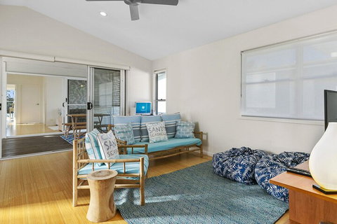 Stunning River House 51 Hilton Esplanade - Accommodation QLD 6