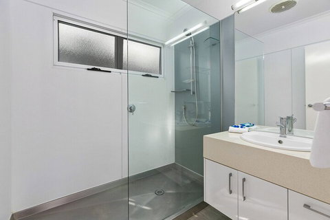 Stunning River House 51 Hilton Esplanade - Accommodation QLD 5