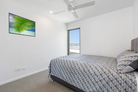 BRAND NEW OCEAN AVENUE TOWNHOUSE - Accommodation QLD 1