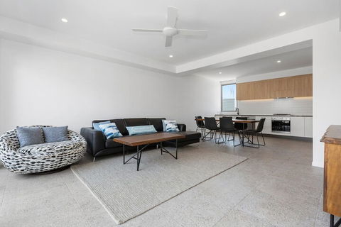 BRAND NEW OCEAN AVENUE TOWNHOUSE - Accommodation QLD 3