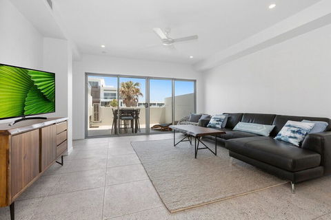 BRAND NEW OCEAN AVENUE TOWNHOUSE - Accommodation QLD 7