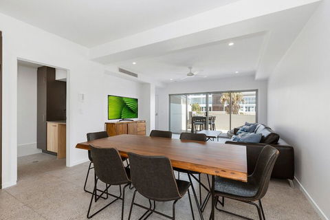 BRAND NEW OCEAN AVENUE TOWNHOUSE - Accommodation QLD 4