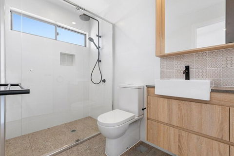 BRAND NEW OCEAN AVENUE TOWNHOUSE - Accommodation QLD 5
