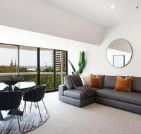 THE HYDEAWAY LUXE HYDE PARK CITY APARTMENT hosted by LAbode Accommodation - Accommodation QLD