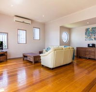 Beach House on Katherine Circuit - Accommodation QLD