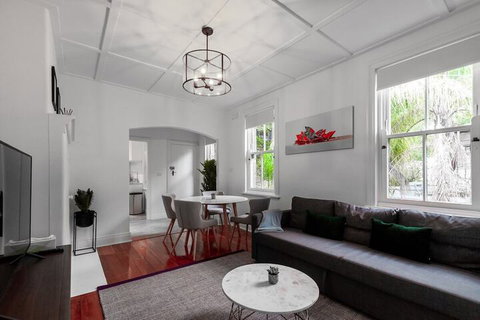 Luxurious Heritage Home With Harbour Bridge Views - Accommodation QLD 5