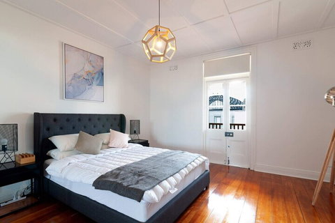 Luxurious Heritage Home With Harbour Bridge Views - Accommodation QLD 7
