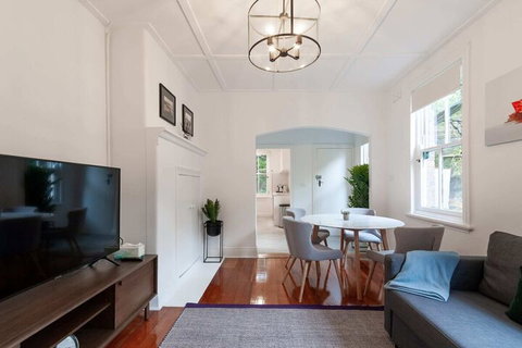 Luxurious Heritage Home With Harbour Bridge Views - Accommodation QLD 6