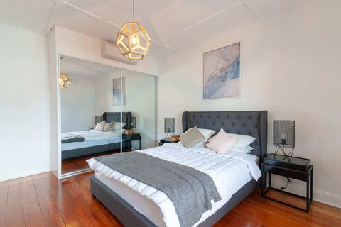 Luxurious Heritage Home With Harbour Bridge Views - Accommodation QLD 2