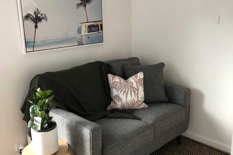 Sun-drenched 1 Bed Studio Apartment In Newtown - Accommodation QLD 3