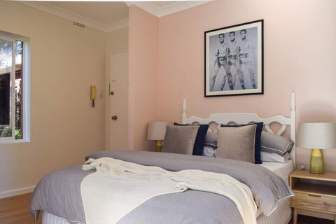 Sun-drenched 1 Bed Studio Apartment In Newtown - Accommodation QLD 1