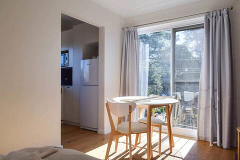 Sun-drenched 1 Bed Studio Apartment In Newtown - Accommodation QLD 4
