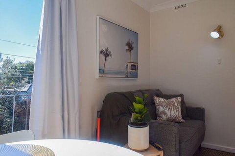 Sun-drenched 1 Bed Studio Apartment In Newtown - Accommodation QLD 6