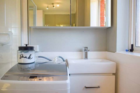 Sun-drenched 1 Bed Studio Apartment In Newtown - Accommodation QLD 7