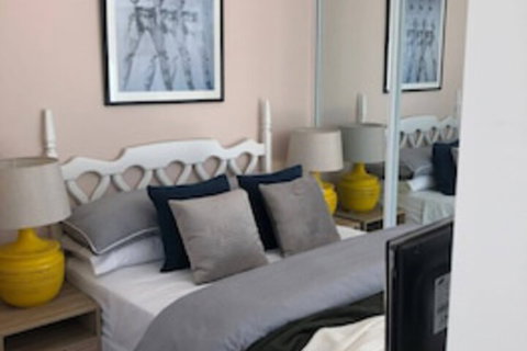 Sun-drenched 1 Bed Studio Apartment In Newtown - Accommodation QLD 0