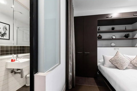 Modern Studio In Heart Of Lively Chapel Street - Accommodation QLD 3