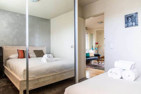 Charming 1 Bedroom Apartment In Vibrant South Yarra - Accommodation QLD 5