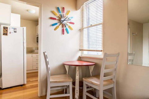 Charming 1 Bedroom Apartment In Vibrant South Yarra - Accommodation QLD 7