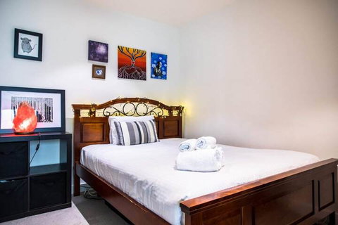 Eclectic 1 Bedroom South Yarra Hideaway - Accommodation QLD 4