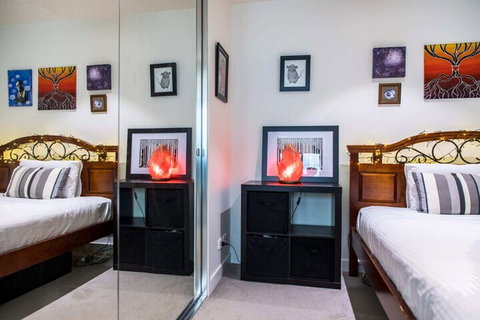 Eclectic 1 Bedroom South Yarra Hideaway - Accommodation QLD 7
